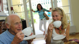 Ein Senior und seine Begleiterin bei einer gemeinsamen Tasse Kaffee